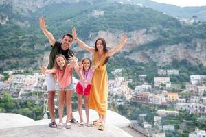 familj på semester på amalfi kust i Italien foto