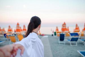 ung skön kvinna på strand under tropisk semester i monterosso. Följ mig begrepp foto