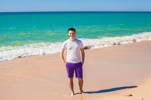 ung man på tropisk strand semester foto