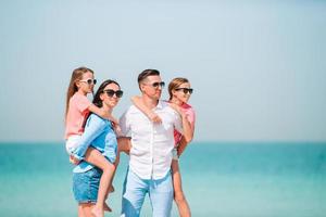 ung familj på semester på de strand foto