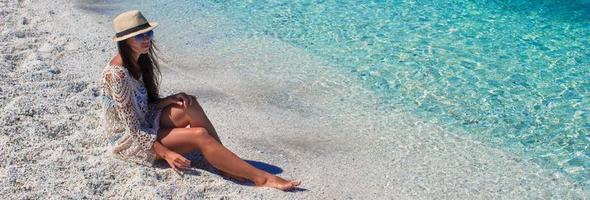 Lycklig kvinna njuter strand tropisk semester foto