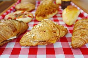 olika variationer av croissant bröd, mandel, ost, beff foto