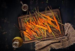 bakad organisk morötter med timjan, honung och citron. organisk vegan mat. topp se foto