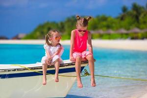 bedårande små flickor under sommarens tropiska semester foto
