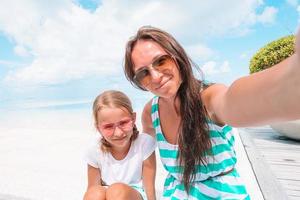 skön mor och dotter på karibiska strand njuter sommar semester. foto