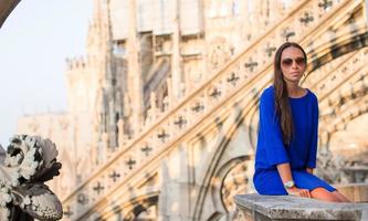 skön kvinna på de taket av Duomo, milano, Italien foto