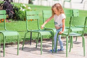 förtjusande mode liten flicka utomhus i de tuilerier trädgårdar, paris foto