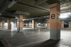 underjordiskt garage - parkeringsplats foto
