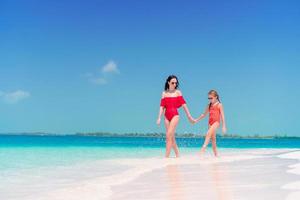 skön mor och dotter på karibiska strand foto