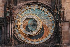astronomisk klocka i gammal stad fyrkant i Prag, tjeck republik foto