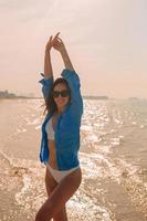 kvinna på de strand njuter sommar högtider foto
