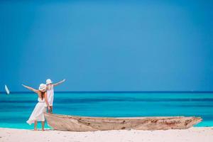 skön mor och dotter på karibiska strand njuter sommar semester. foto