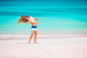 söt liten flicka på strand under karibiska semester foto