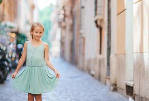 förtjusande mode liten flicka utomhus i europeisk stad rom foto