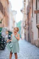 förtjusande mode liten flicka utomhus i europeisk stad rom foto