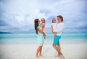 ung familj på sommar strand semester foto