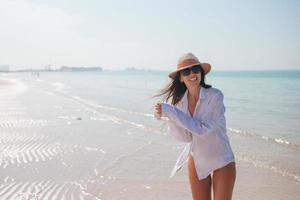 ung Lycklig kvinna på de strand foto