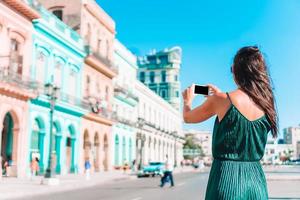 turist flicka i populär område i Havanna, kuba. ung kvinna resande leende Lycklig. foto