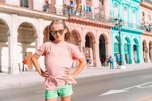 turist flickor i populär område i Havanna, kuba. ung kvinna resande leende foto