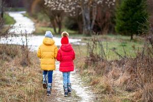 förtjusande liten flickor utomhus i de skog foto