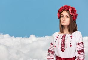 ledsen flicka i de ukrainska nationell kostym foto