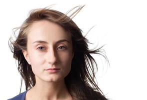 flygande hår. ung kvinna porträtt foto