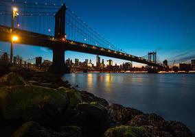 manhattan bridge på natten foto