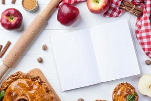 tom öppnad matlagning bok attrapp med äpple paj, kött paj och säsong- frukt foto