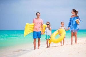 ung familj på strand semester foto
