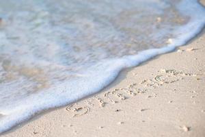 högtider sommar begrepp. de ord sommar skriven i de sand foto