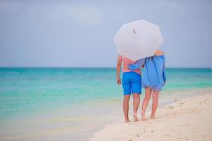 ung Lycklig par under strand tropisk semester foto