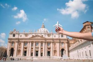 närbild leksak flygplan på st. peters basilika kyrka i vatican stad bakgrund. foto