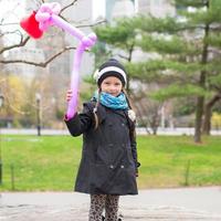 förtjusande liten flicka med ballong i central parkera på ny york stad foto