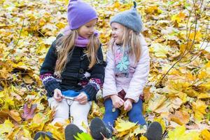 liten söt flickor på de höst äng i en solig falla dag foto