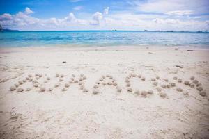 boracay skriven i en sandig tropisk strand foto