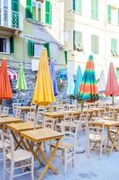 tömma öppen luft Kafé med färgrik tabeller på italiensk gammal by i cique terre foto