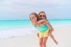 förtjusande liten barn spela tillsammans på de strand foto