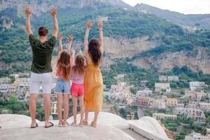 sommar Semester i Italien. ung kvinna i positano by på de bakgrund, amalfi kust, Italien foto