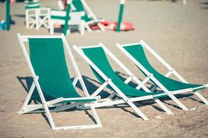 strand stolar på europeisk strand i Italien i populär område foto