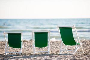 solstolar på europeisk strand i forte dei marmi, Italien foto