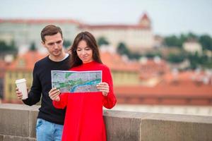 romantisk par gående tillsammans i Europa. Lycklig älskande njuter stadsbild med känd landmärken. foto