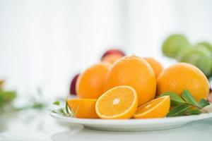 färska skivade apelsiner foto