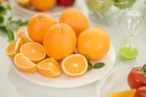 färska skivade apelsiner