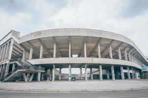 Prag, Tjeckien, 20200 - Panorama över en modern grå byggnad foto