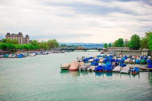 se av de historisk stad Centrum av Zürich. kyrka och flod limmat, schweiz foto