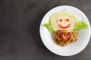 italiensk pasta med sås foto