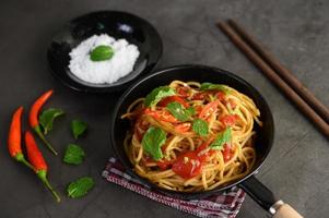 italiensk pasta med sås foto