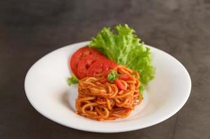 italiensk pasta med sås foto