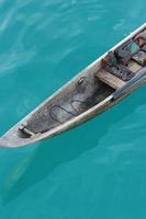 närbild av en brun båt på blått vatten