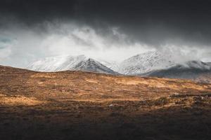 glaciärberg och brunt fält foto